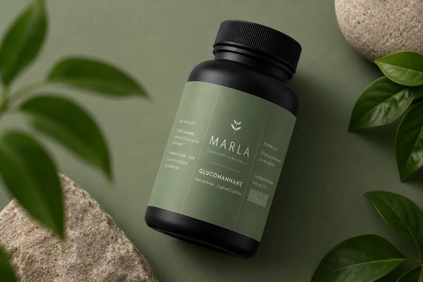 Pot de gélules Marla Glucomannane à plat sur fond vert, galets et feuillage de konjac